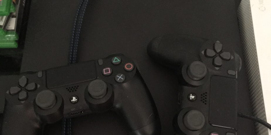 PlayStation 4 due controller 4 giochi nuova