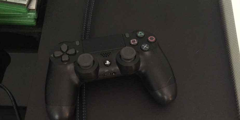 PlayStation 4 due controller 4 giochi nuova