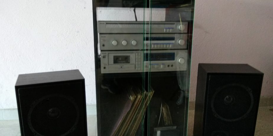 Mobiletto con serie Philips stereo e casse