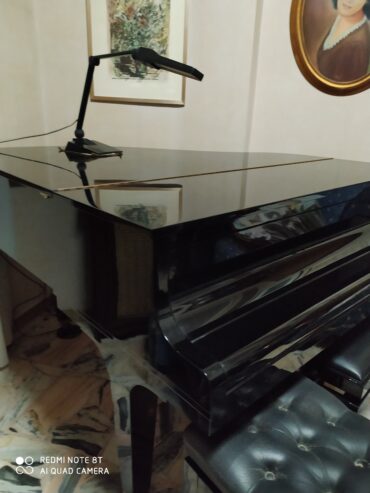 Pianoforte K Kawai KF1