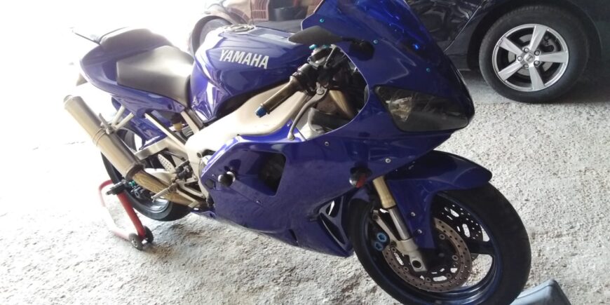 Vendo Yamaha R1 del 2001 a carburatori