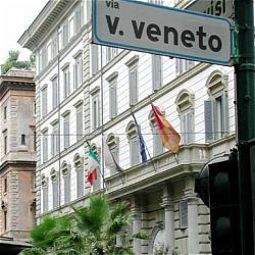 Via Veneto ad. affittasi uffici pronti arredati